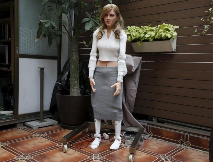 日本仿真女机器人诞生去掉衣服和硅胶后内部结构让人让人惊讶