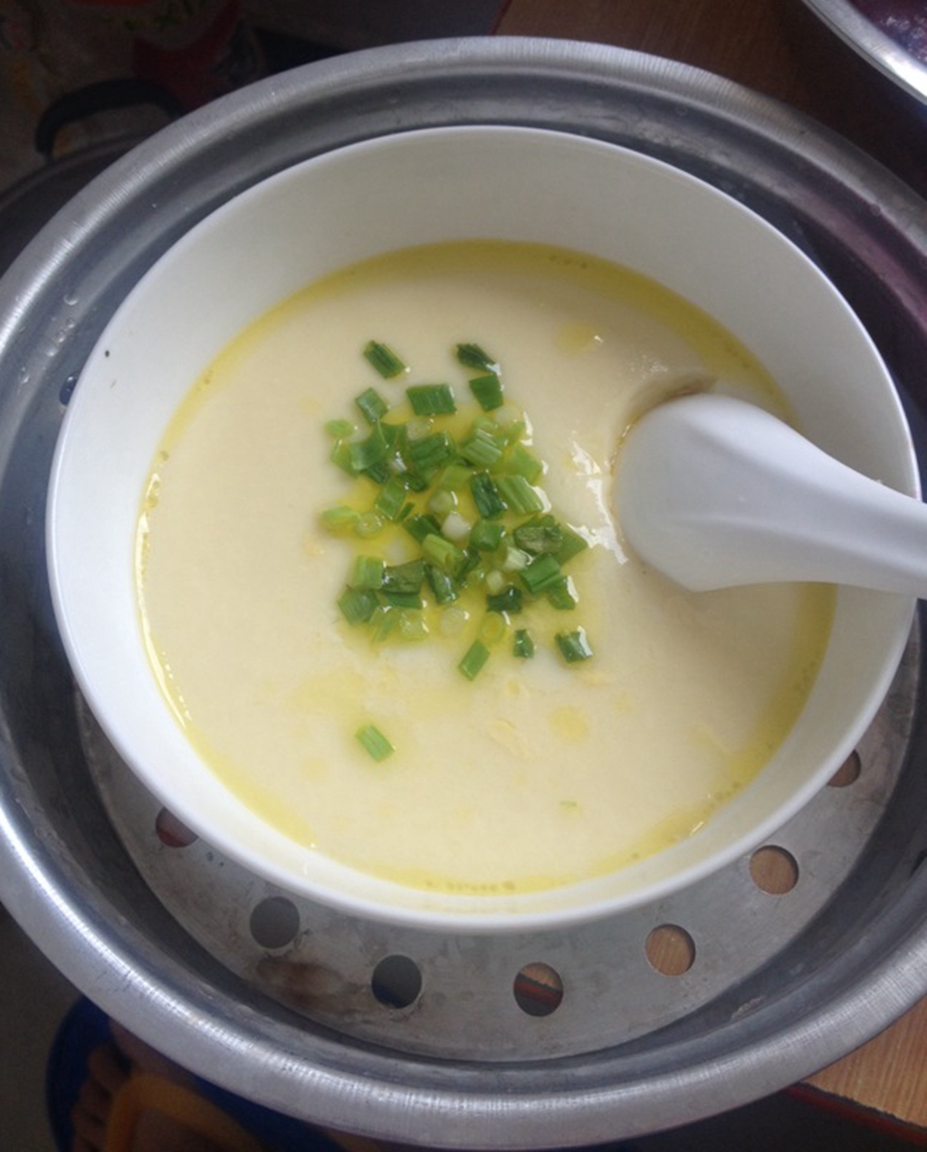 因为这样不仅可以缩短烹饪的时间,而且还能够让鸡蛋蒸出来之后更加嫩