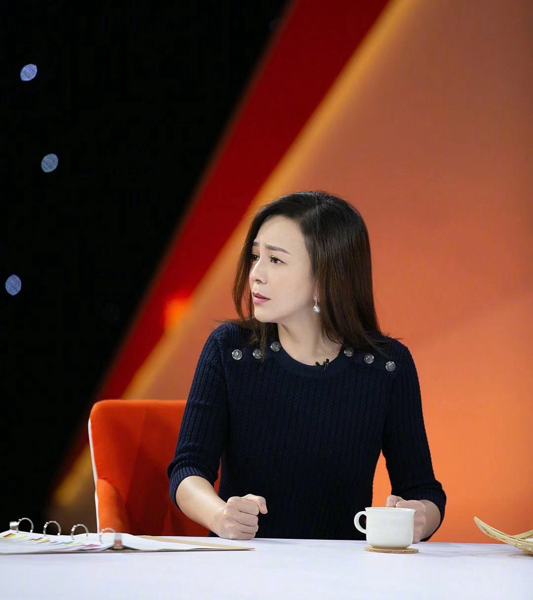 "雪姨"王琳录制节目,针织衫搭长直发温婉优雅,哪像48岁了?