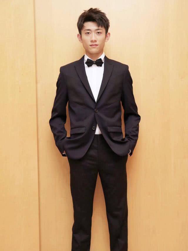 而张一山穿这套黑色西装的装扮,更是帅气有型,丝毫不比邓伦差.