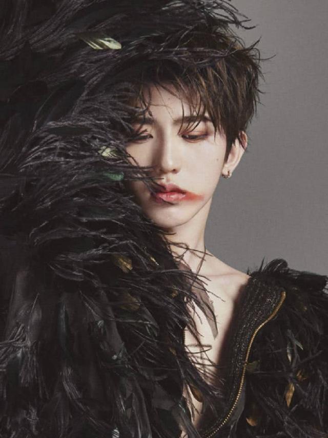 蔡徐坤卸下浓妆穿起白衣,变身海边少年!网友评论:终于不油腻了