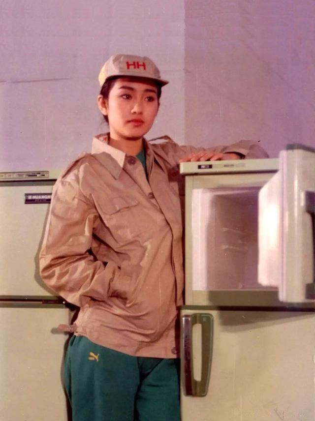 给外国媒体也留下了深刻的印象,那时候的巩俐满脸的青涩,成为了当时