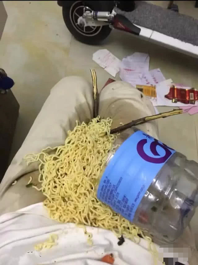 大学生在寝室用矿泉水瓶泡面 接下来的一幕 被网友玩坏了