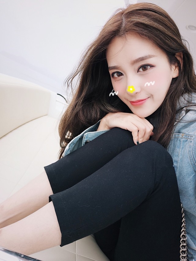 女解说rita深夜晒自拍网友rita也会有腿毛