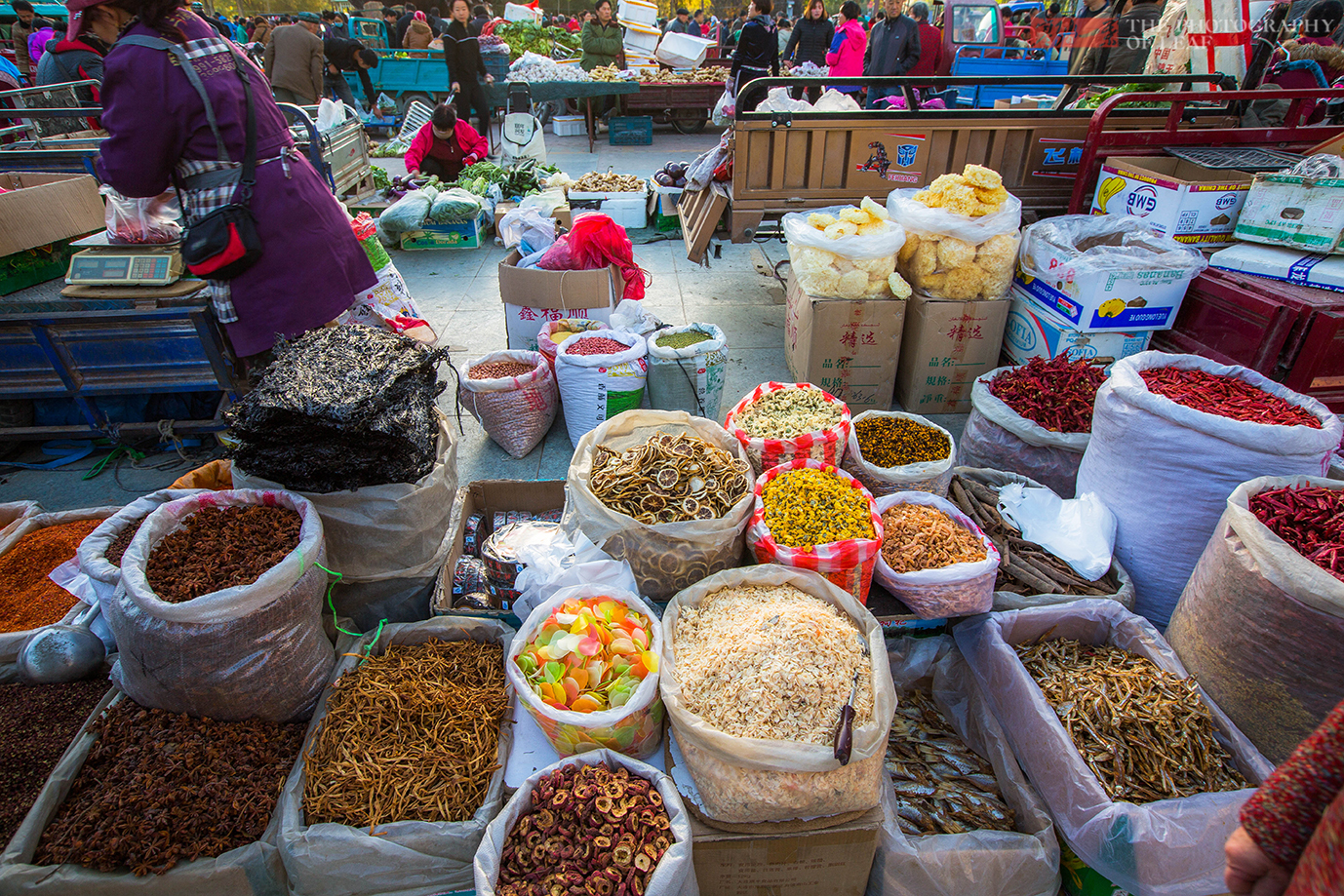实拍新疆阿克苏集市除了卖羊肉的竟然还有这么多猪肉摊位