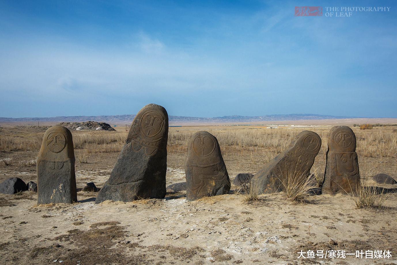 几座石人守护一片墓地, 屹立荒漠几千年不倒, 众多谜团另专家无解