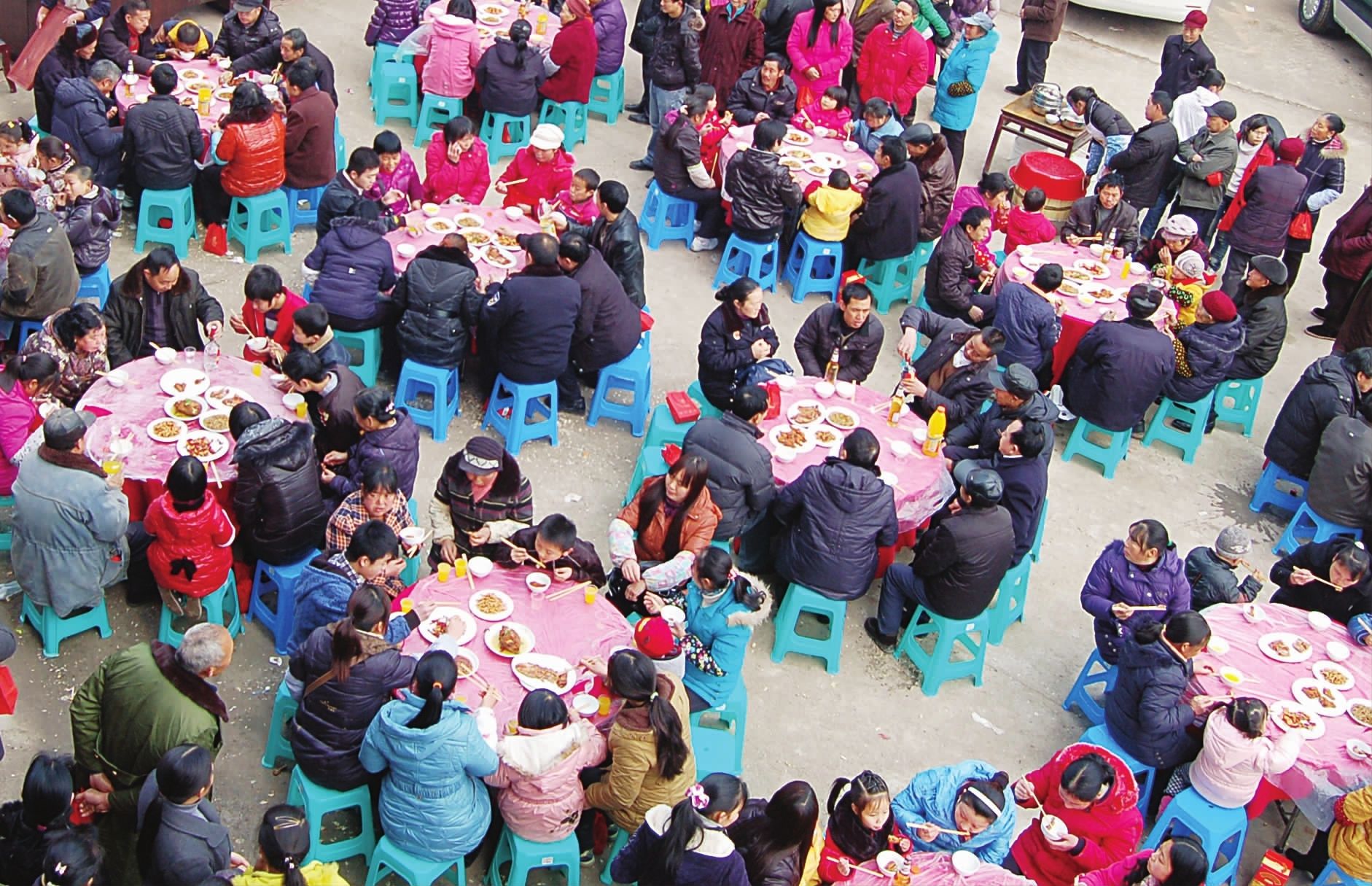 红白喜事现怪象农民宁愿花钱请服务队也不愿找村民帮忙