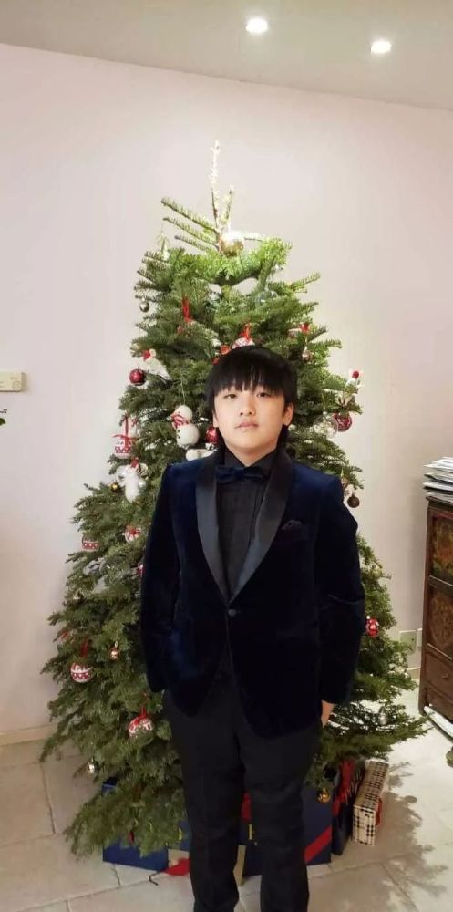 费曼长胖传闻后首晒自拍对着镜头吐舌头角度清奇却又帅又萌