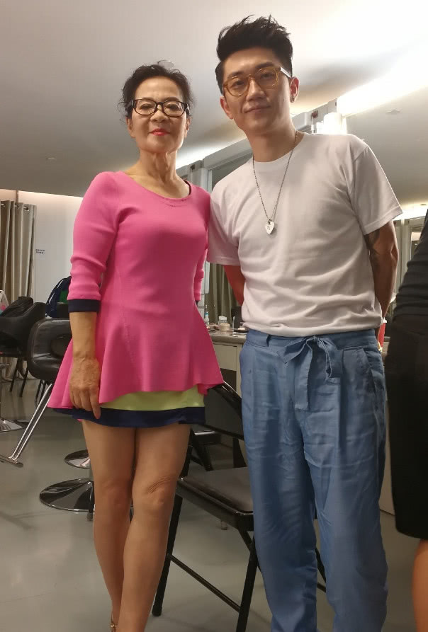 73岁奶奶跳钢管舞10年身材完爆少女只想优雅地老去