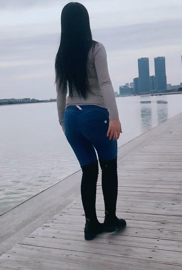 河边微胖女生穿了牛仔裤勾勒出一副背影杀手画面