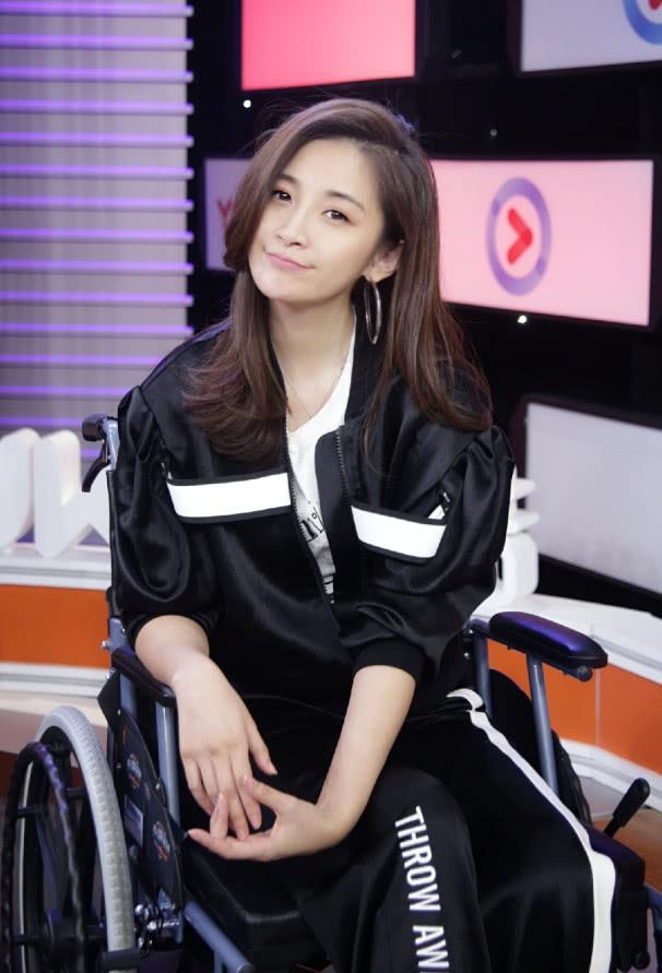 汪聪真调皮硬要穿不合脚的帆船鞋坐着的时候鞋子都能掉