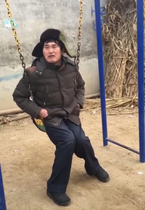 大衣哥坐在秋千上指导粉丝,帽子棉鞋引网友热议:太时髦了!