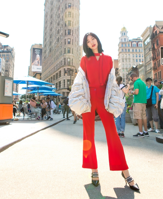 温雅出席活动,身穿蕾丝开叉裤,网友:这身材比例真好!