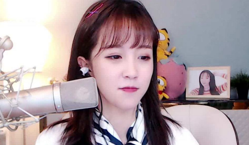 莉哥虎牙直播唱国歌遭封杀!还记得斗鱼上的他吗?网友:自作孽