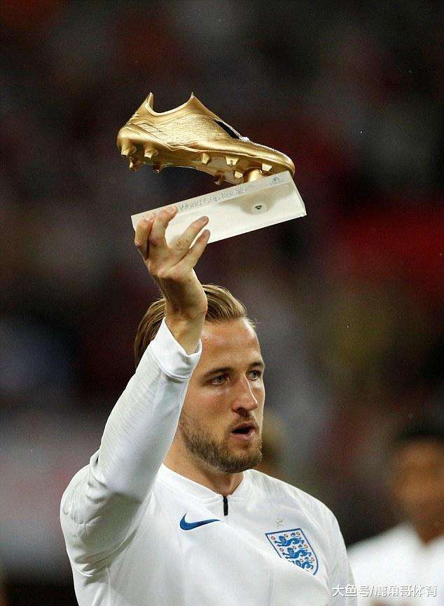 凯恩与小球迷共同举起金靴奖