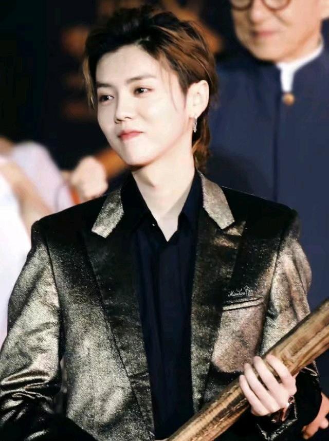 鹿晗新造型再惹争议,长发耳环太耀眼!网友直呼:辣眼睛!