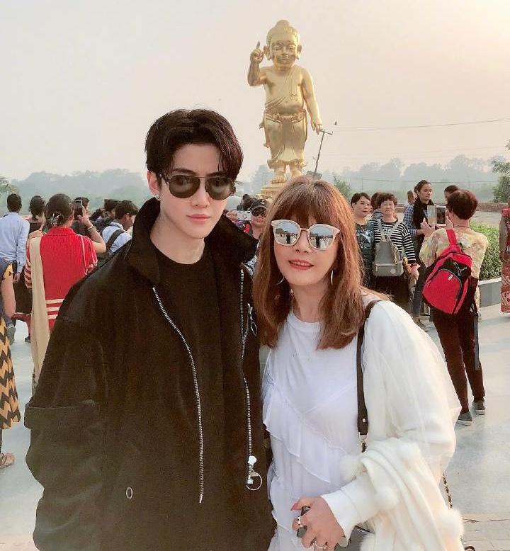 nadech是由养父母带大的,虽来自于普通家庭,但他一直不忘本