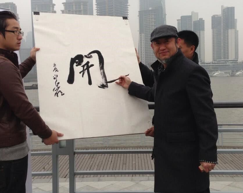 注射器射墨艺术家邵岩,自比王羲之,并且自称:清华美院外聘导师