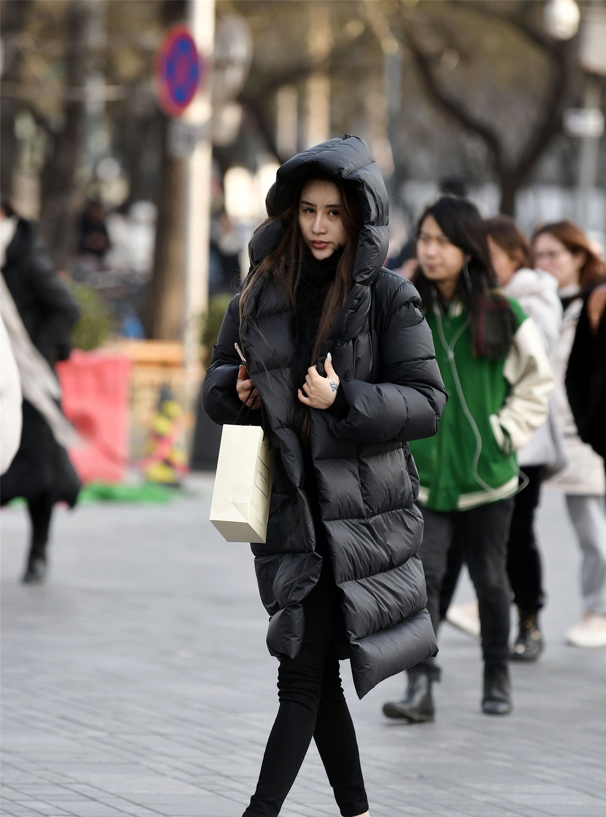这么漂亮的长款羽绒服,姑娘把帽子戴起来,有一种隐藏的美
