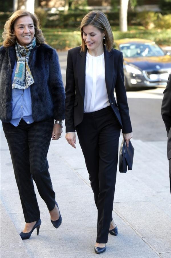 西班牙王后格子装又惊艳了这次搭配白裤更优雅显气质