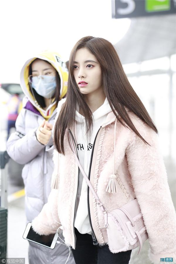 鞠婧祎穿粉嫩毛绒外套白到发光 美得令人窒息