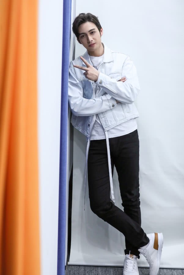 张彬彬身穿浅色牛仔外套,内搭白色t恤,下搭黑色休闲裤,脚上踩着一双