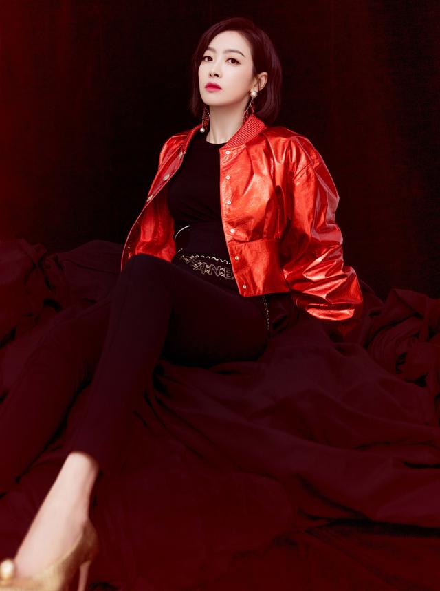 被宋茜惊艳到了,短发配红色西装帅气又甜美,早该这样穿了