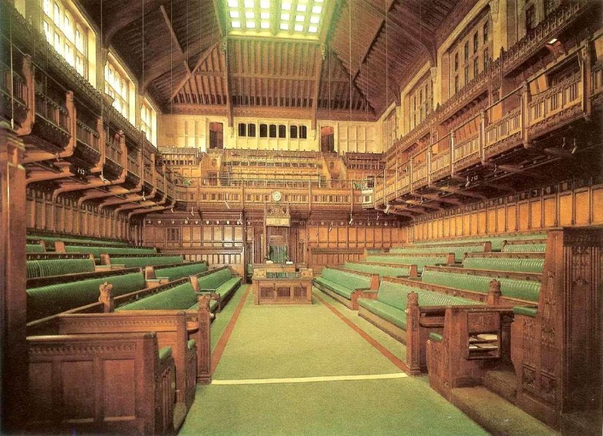 前海军大臣温斯顿·丘吉尔受命组建战时内阁,出任首相兼国防部长