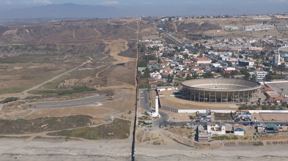 美墨边境是繁忙的边界,像两个不同的世界,一边地狱另一边天堂