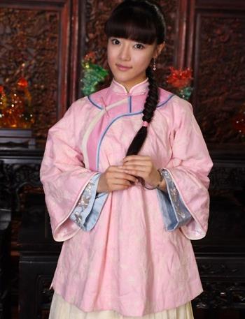 邓家佳参演电影《侠客行》;邓家佳在剧里饰演的是侍剑,一袭红衣的她