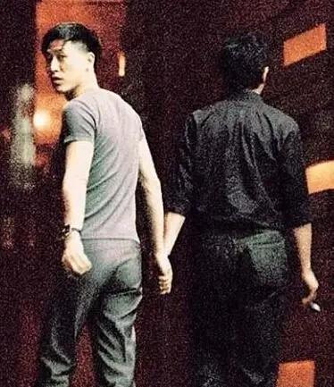 "过去多少快乐记忆,何妨与你一起去追"唐鹤德发旧照缅怀张国荣