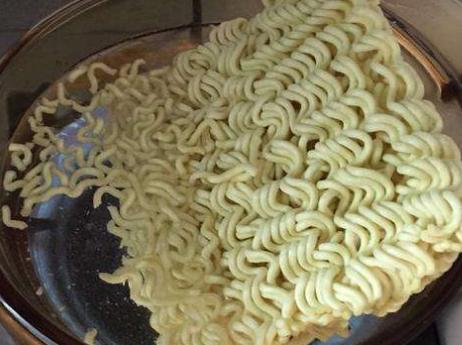 方便面创意新吃法,煮一煮煎一煎,口感独特香酥味美,早餐也能吃