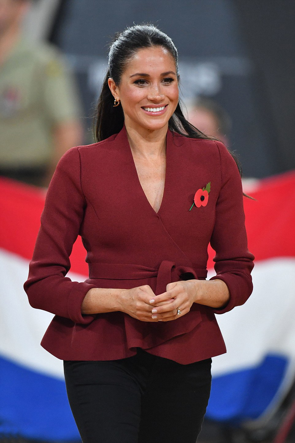 梅根王妃一袭栗色开衫低调篮球决赛球员亲吻礼成亮点