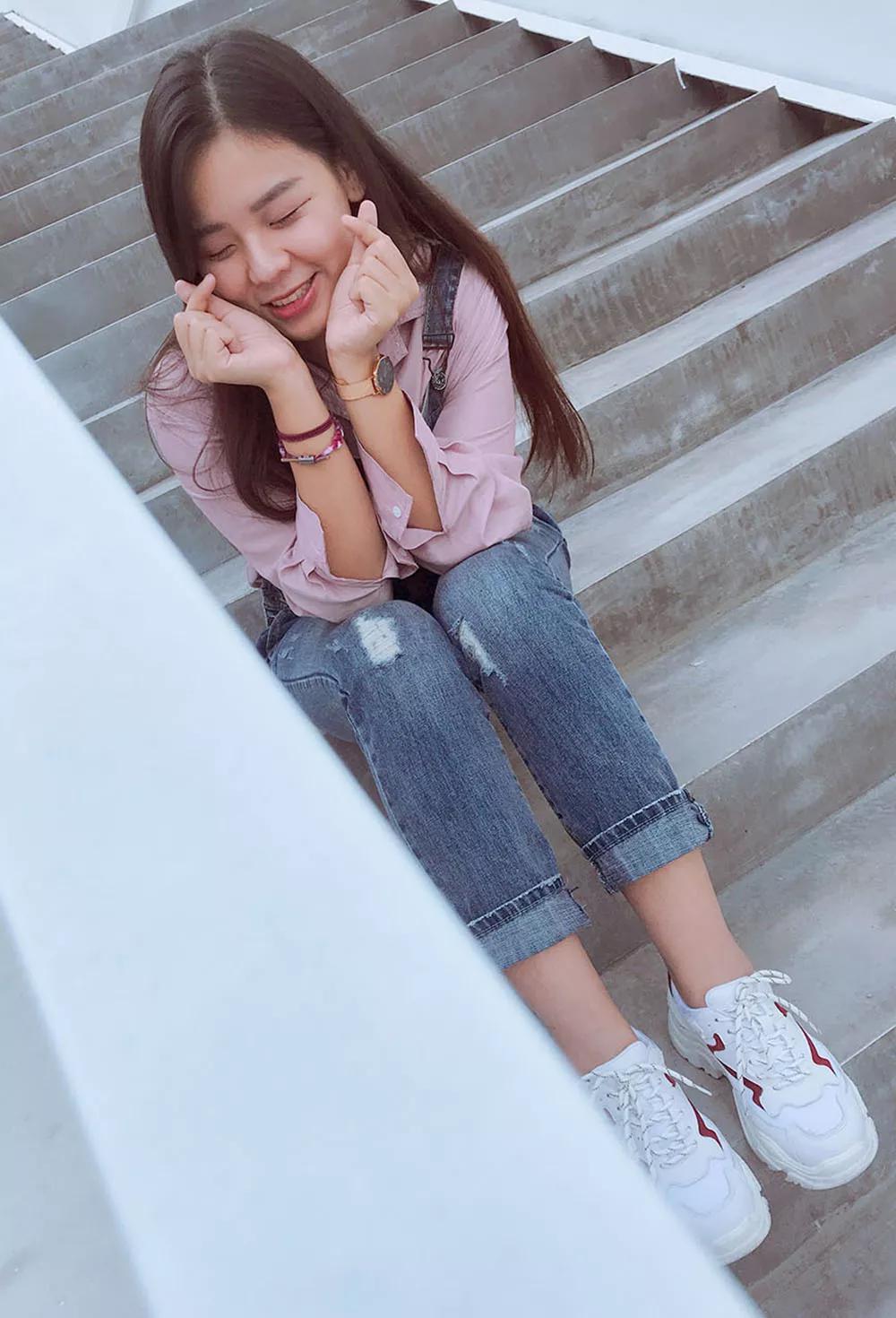 好表现镜头的张力俯拍拍摄的高度比较高,从上往下拍,出来的照片主体小