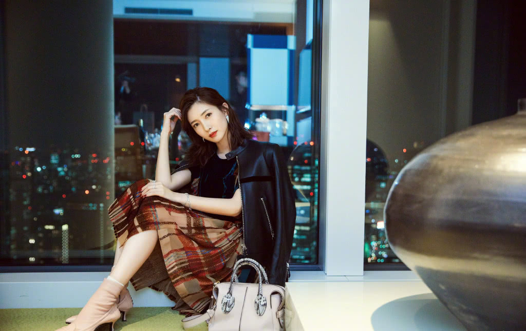 江疏影烫波浪卷发迷人又可爱!黑色小皮衣超级百搭,美呆了路人