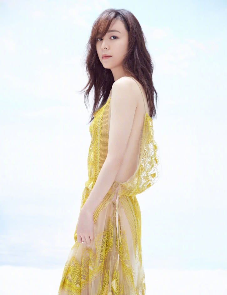 已经38岁了,张静初还是一样的美,颜值和气质俱佳,而且她的穿搭是更加