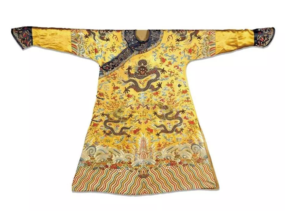 乾隆爷的龙袍仅估178万其实许多人不懂的秘密在这里