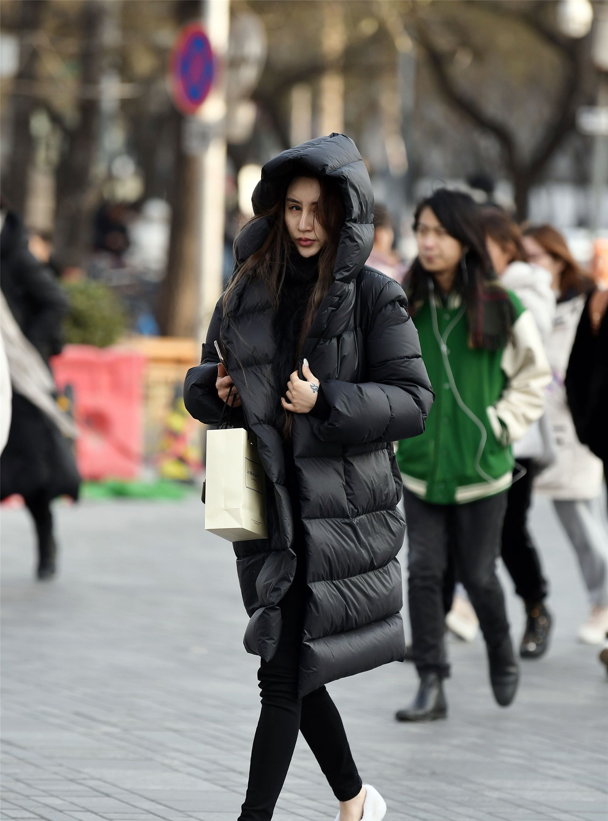 这么漂亮的长款羽绒服,姑娘把帽子戴起来,有一种隐藏的美
