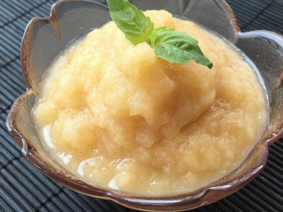 或以蒸熟,或者用微波炉打一下,再做成果泥,熟苹果做成的果泥更软,口感