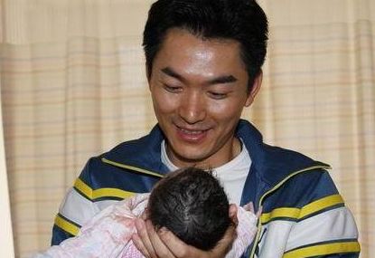2008年,朱泳腾与相恋9年的女友兰雨霖结婚,2009年,朱泳腾的妻子在上海