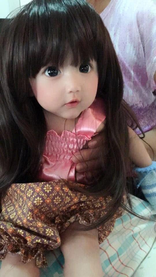 女孩因太好看被质疑是假人,妈妈晒出全家照,网友无话可说了!