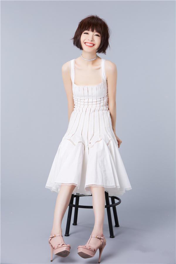 鲁豫不过穿了条黄短裙,就少女感炸裂,网友:嫩过00后!