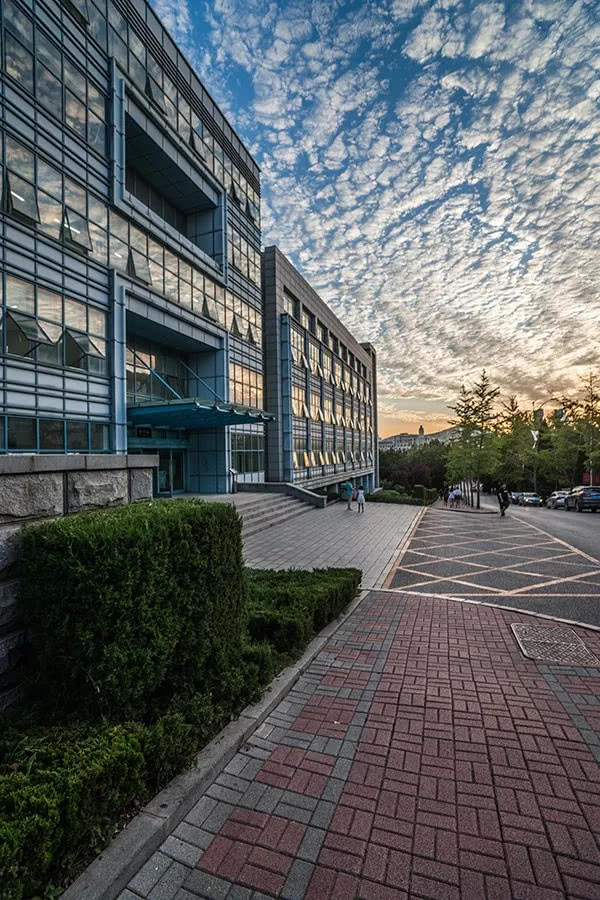 晨光暮色看东财