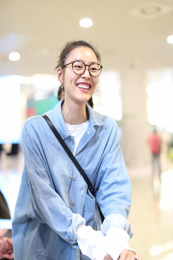 刘雯穿"男友风"衬衫清爽减龄 大笑露牙龈