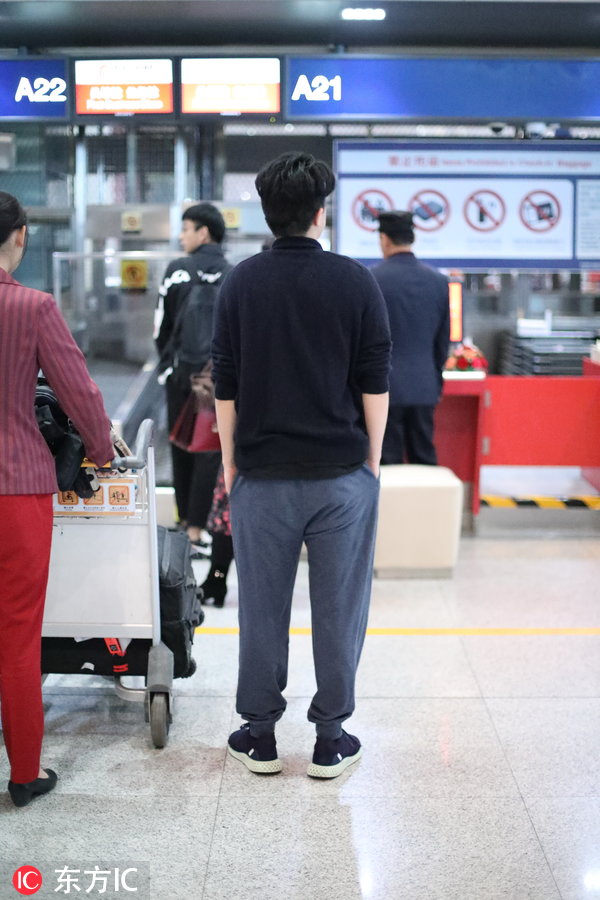 房祖名发型中分笑容满面帅气不少背面看身材矮小颇像中年油腻男