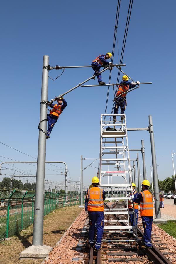 1500伏高压线,工人要做3道防护这几天,队友张磊磊有些感冒,但他舌班