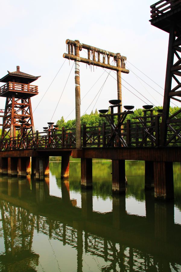 进入景区大门,仿佛来到了水泊梁山,眼前是一座水寨,古时打水仗的.