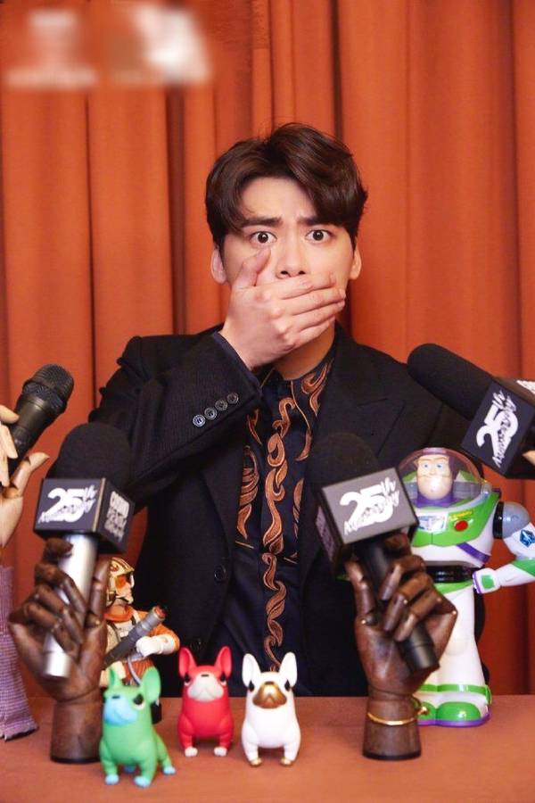 杨幂漂亮蔡徐坤帅气李易峰惊讶脸太可爱,明星们的搞怪时间到了