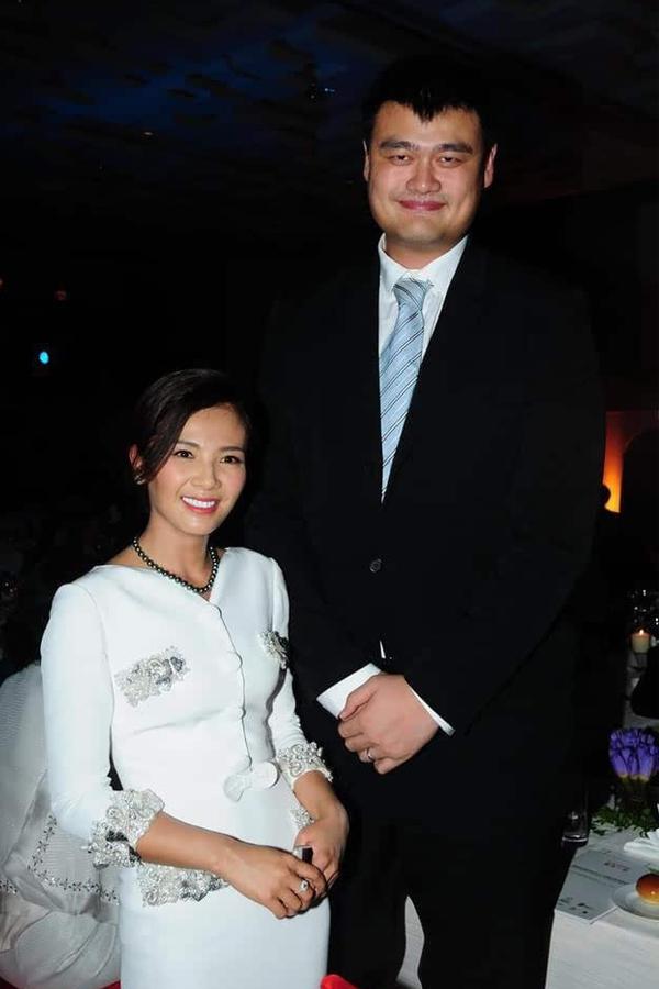 当明星与姚明合影,陈乔恩傻笑,张靓颖比身高,李易峰的表情亮了