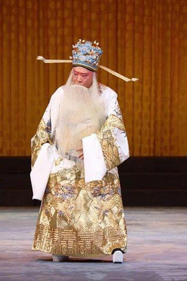 郭德纲最后一场京剧演出很特殊,一票难求,站c位成为名角儿